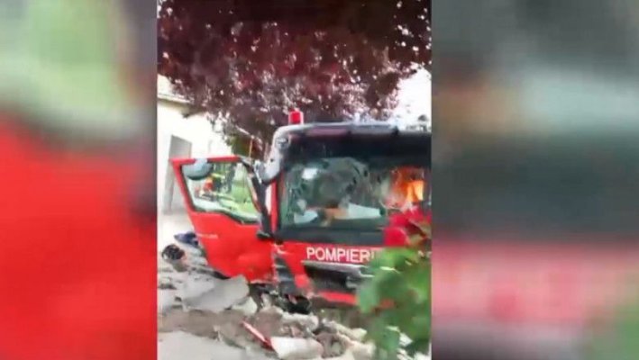 Accident grav între o autospecială pentru Situații de Urgență și un autoturism