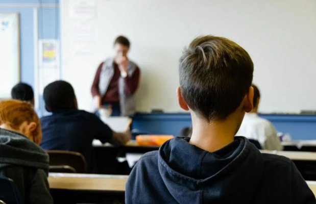 Profesor de religie sancționat, după ce a postat pe grupul clasei o manea cântată de Tzancă Uraganu