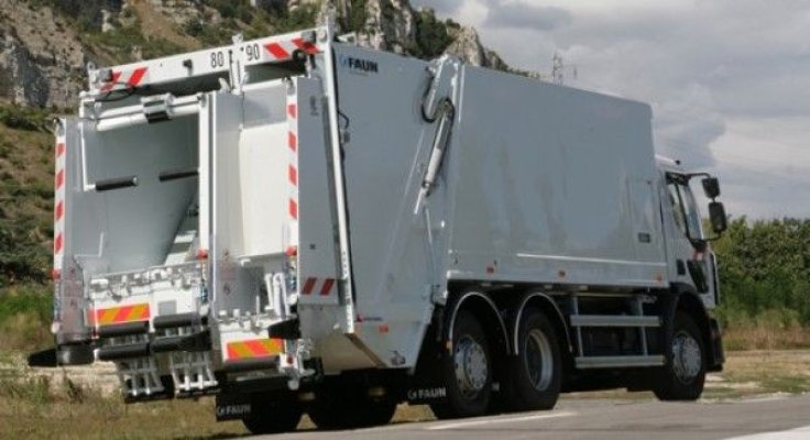  Șoferul unei mașini de gunoi, strivit de autovehicul. Bărbatul este în comă