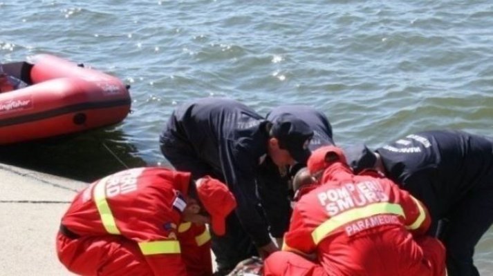 Un tânăr de 25 de ani a murit, după ce a plonjat cu mașina într-un lac