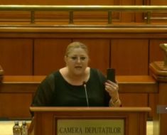 Șoșoacă, în Plenul Parlamentului: cum este posibil să trădaţi poporul român şi interesele ţării?! Video