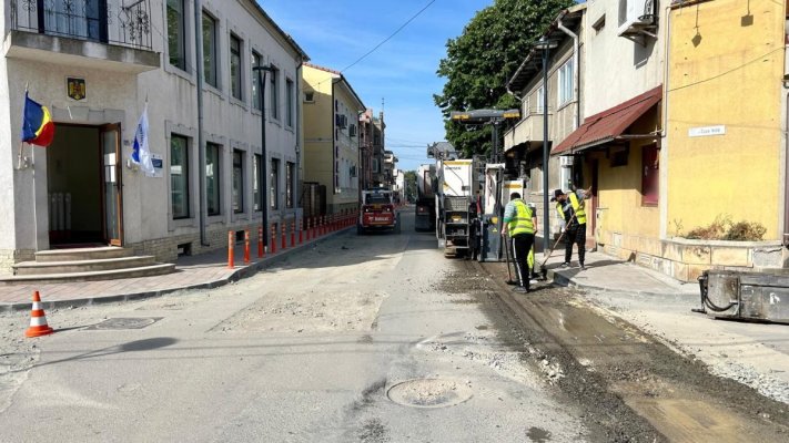 Se reabilitează infrastructura pietonală și rutieră în mai multe zone din oraș