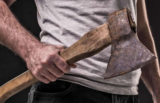 Polițiști amenințați cu toporul de un bărbat cu probleme psihice. S-au tras focuri de armă