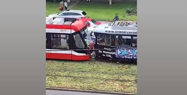 Două tramvaie s-au ciocnit, în Arad: 2 victime