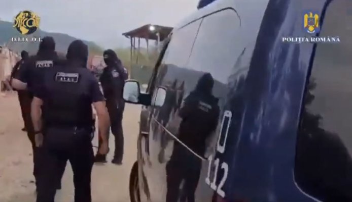 Şapte sclavi, printre care un minor, bătuţi şi obligaţi să muncească la o fermă