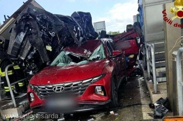 Italia: Trei morţi după ce automobilul unor turişti germani a intrat în două maşini la o staţie de taxare de pe autostradă