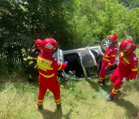Două femei au murit după ce mașina în care se aflau a căzut într-o râpă