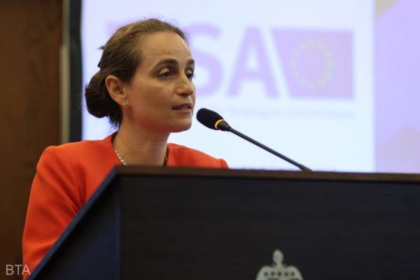 Şefa reprezentanţei CE: Aderarea rapidă a Bulgariei la zona euro este prioritară