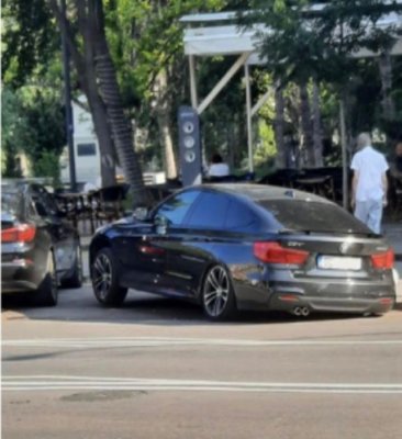 Mașina unui bărbat s-a „scufundat” în asfalt din cauza caniculei 