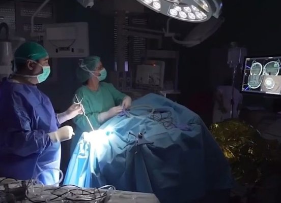 Copil operat pe creier în semiîntuneric de o tumoră gigant de 10 centimetri, în premieră naţională