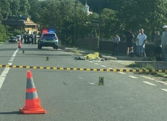 Un motociclist a murit, iar două femei au ajuns la spital, după un accident cumplit