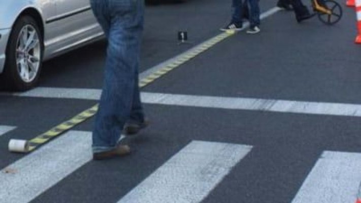 După ce a lovit o femeie pe trecerea de pietoni, un bărbat a încercat să oprească victima să sune la 112