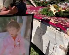 Raisa, fetița de 2 ani omorâtă de verișorul ei, a fost înmormântată de Ziua Copilului