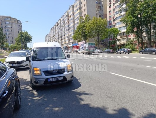 Incredibil! Un șofer și-a lăsat mașina pe avarii pe prima bandă cu motorul pornit în apropierea Casei de Cultură și a plecat unde avea treabă. Video