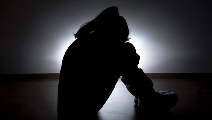 Adolescentă de 13 ani, șantajată cu materiale pornografice de către fostul iubit de 25 de ani