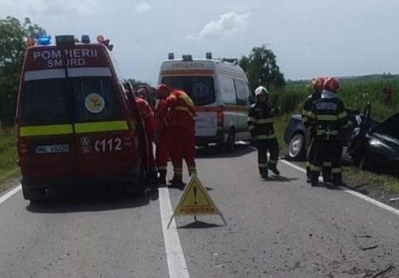 Un copil de 10 luni a murit după ce tatăl său ar fi adormit la volan și s-a izbit de o autobasculantă