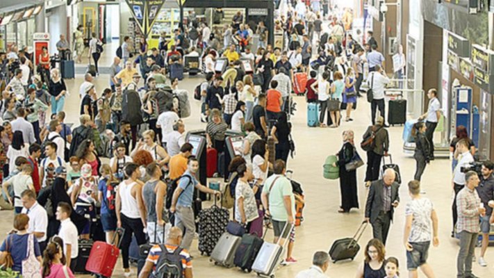 Vacanță de coșmar pentru mii de români. Zeci de zboruri au fost anulate sau amânate