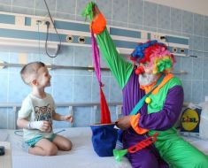 Într-o atmosferă magică, micuţii pacienţi, răsfăţaţi, de Ziua Copilului
