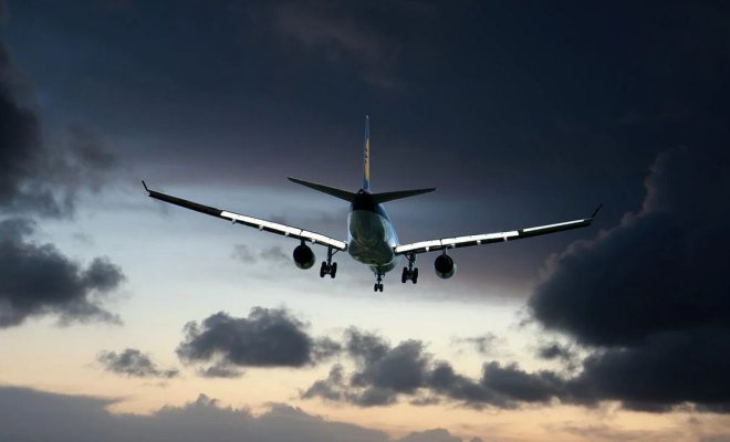 Un copil care plângea într-un avion din China a fost închis în toaletă de doi străini