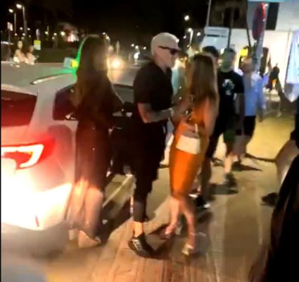 A vrut să-și apere prietena cu 40 de ani mai tânără și a fost lăsat inconștient în plină stradă!