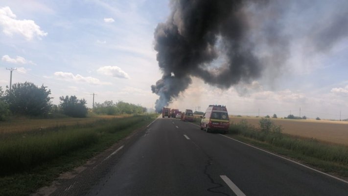 O cisternă plină cu benzină a luat foc în urma unui accident. Video
