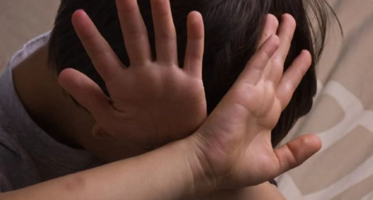 Patru copii au ajuns la spital după ce tatăl lor i-a bătut cu bestialitate pentru că au spart un geam