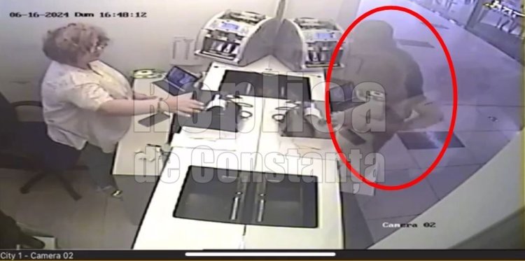 Un bătrânel, de 70 de ani, s-a apucat de furat telefoane în mall! Video