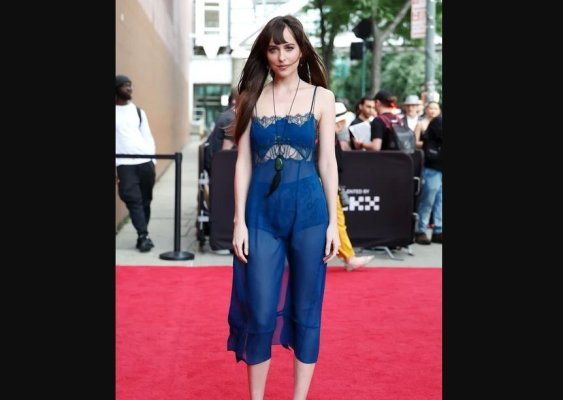 Dakota Johnson a suferit un accident vestimentar pe covorul roșu