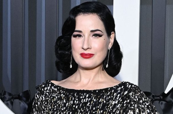 Dita Von Teese a făcut baie aproape goală, într-un „pahar cu șampanie“