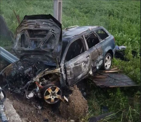 O mașină s-a făcut scrum în urma unui accident rutier