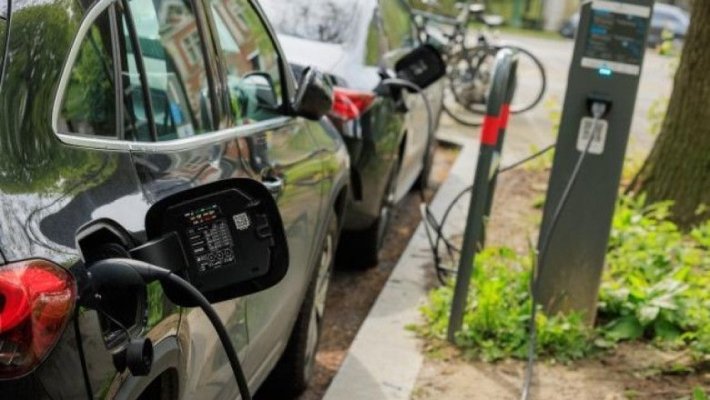 Înmatriculările de autoturisme full electrice s- au diminuat cu 37%; înjumătăţirea voucherului la 
