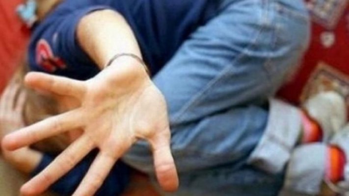 Un copil de 7 ani a fost bătut de tatăl său cu o scândură până a ajuns în spital