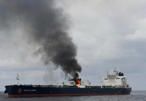 Două nave au luat foc, în urma unui atac cu rachete, în largul coastelor Yemenului