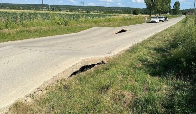 Șocant! O femeie a zburat cu mașina după ce carosabilul pe care se deplasa a format o rampă
