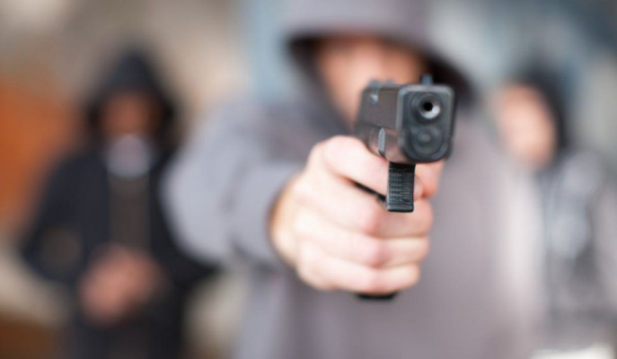 Un bărbat a fost împuşcat cu un pistol în timpul unor activităţi electorale