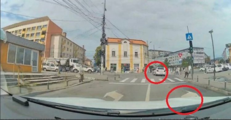 Așa ceva?! Un polițist a făcut stânga de pe banda care arăta obligatoriu dreapta. Video