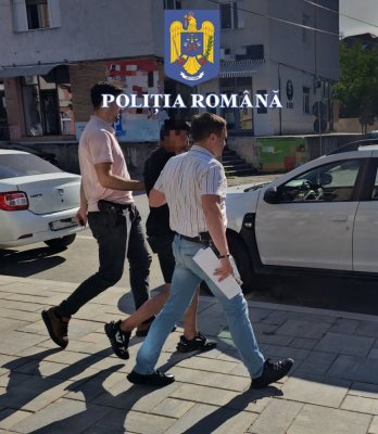 Reţinuţi după ce au făcut scandal într-un bar şi au agresat trei persoane