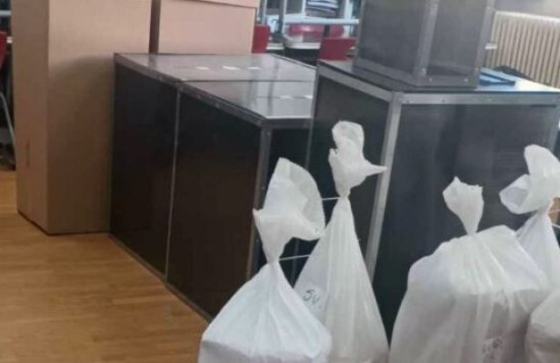 Anchetă într-o comună! Au pătruns ilegal în secția de votare și au furat buletine de vot