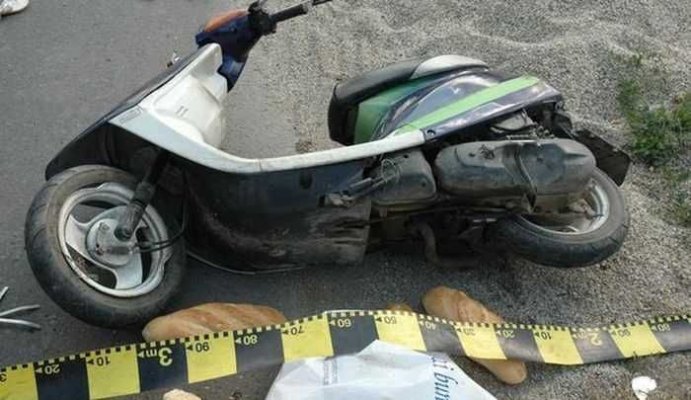 Un bărbat a murit şi un copil de 8 ani a fost rănit, după ce s-au răsturnat cu mopedul