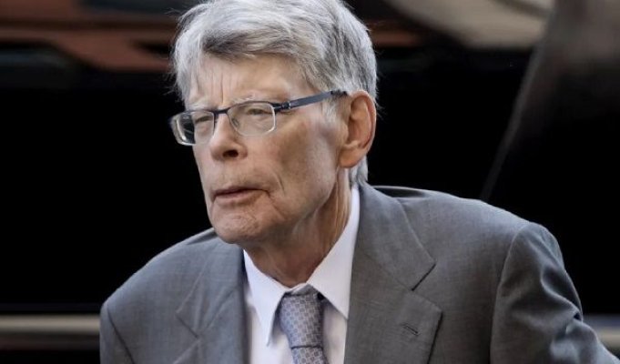 Volumul „Îţi place mai întunecat“ de Stephen King, pe locul întâi în topurile locale şi internaţionale