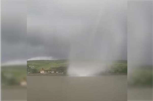 Fenomen rar pe un lac din Cluj: O tornadă a luat pe sus o barcă