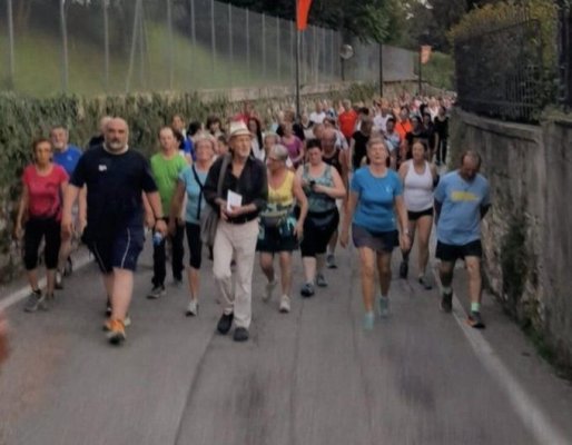 Locuitorii unui sat au decis să alerge împreună cu primarul pentru a-l ajuta să slăbească