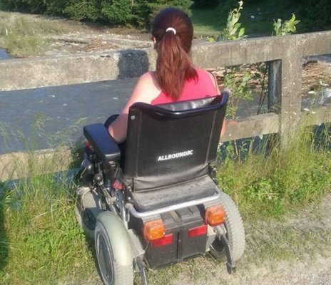 Un bărbat a violat-o pe fiica minoră a iubitei sale și a lăsat-o însărcinată. Aceasta avea probleme de sănătate 