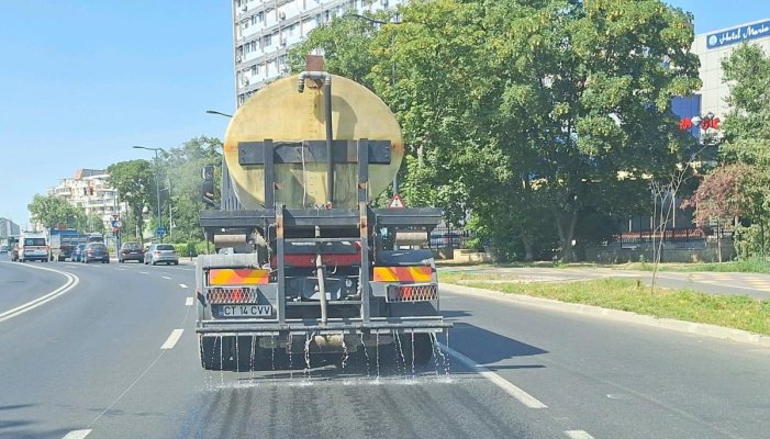 Străzile din municipiul Constanța, stropite cu apă în zilele caniculare