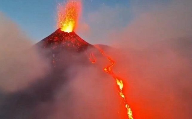 Alertă roșie în Italia. Vulcanii Etna și Stromboli au erupt în același timp