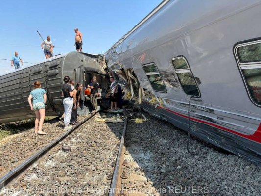 Cel puţin 100 de răniţi, după ce un tren a deraiat, în urma impactului cu un camion