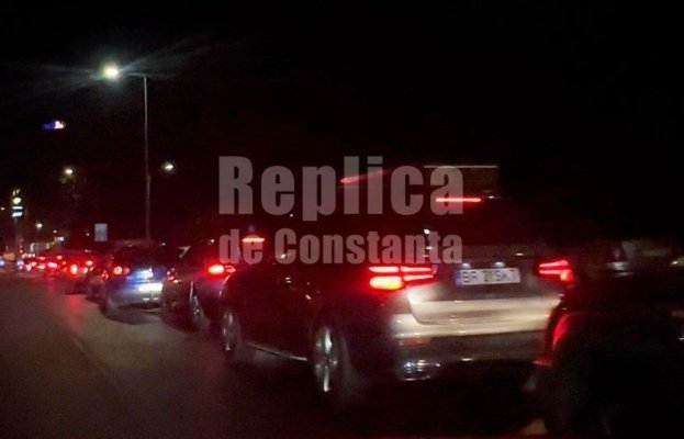 Au înnebunit șoferii! Coadă la McDrive-ul de la Delfinariu, de parcă se dădea mâncare gratis! Video