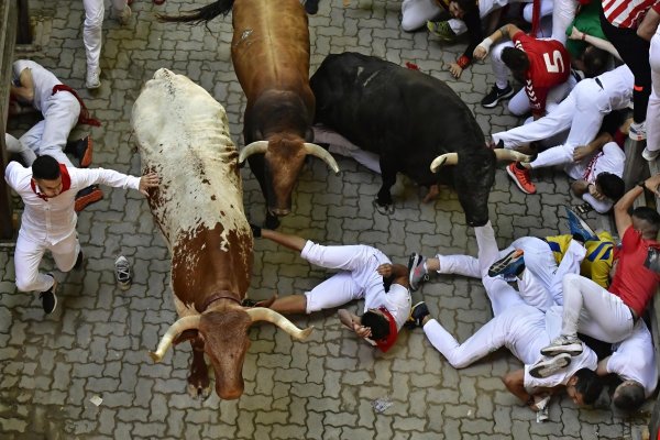 Doi răniţi în cea de-a treia cursă cu tauri de la Pamplona