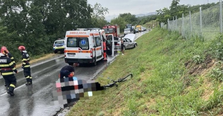 Un biciclist a decedat și unul a fost rănit în urma unei coliziuni cu un autoturism