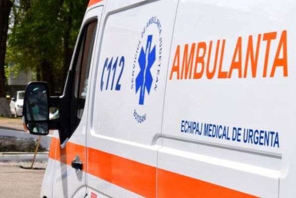 O fetiță de 2 ani a căzut din mașina aflată în mers. Se afla pe scaunul din dreapta